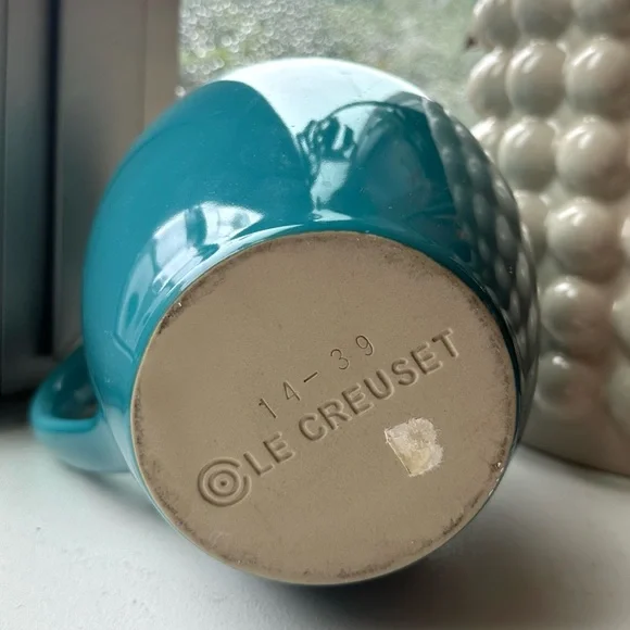 Le Creuset Discontinued 2 qt Caribbean Blue pitcher - Picture 2 of 4